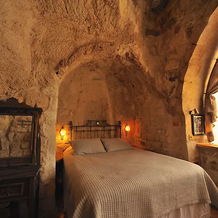 Anitya Cave House Aparthotel 2*